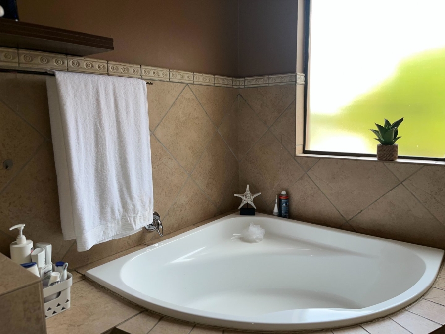 To Let 4 Bedroom Property for Rent in Melodie North West